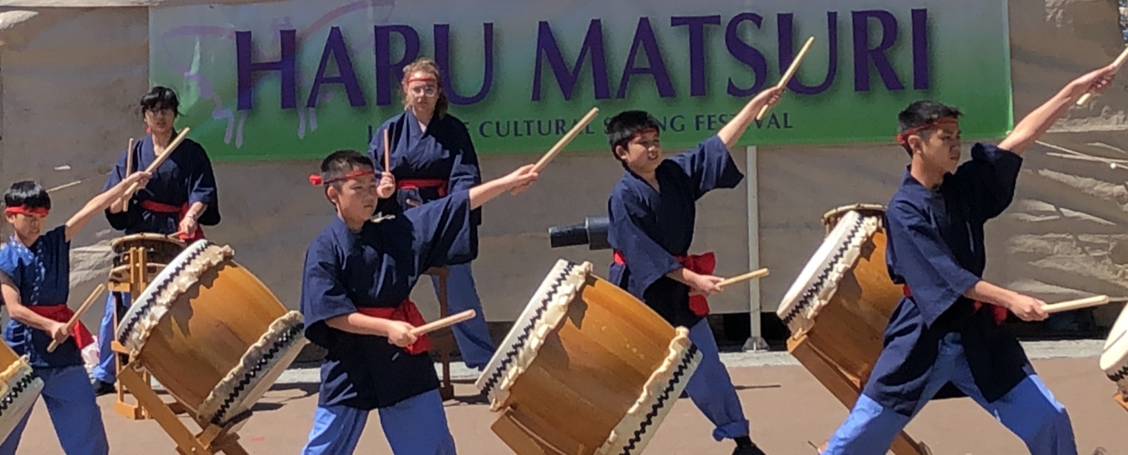 Niseishin Daiko performing together.